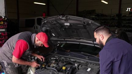 En Gironde, une centaine d’automobilistes se sont retrouvés à faire le plein de carburant chez Leclerc, alors que ce dernier était coupé à l’eau. La note de réparations était salée. (France 2)