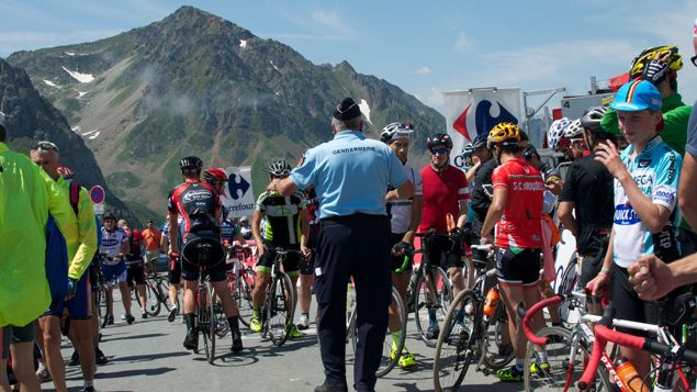 &nbsp; (Les gendarmes obligés de gérer les cyclistes au sommet du Tourmalet © RF/BS)