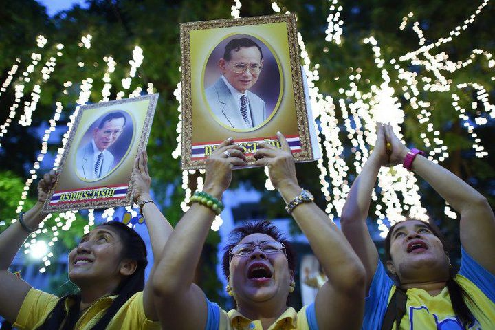 Le 5 décembre 2015: des sympathisants du roi Bhumibol Adulyadej chantent ses louanges pour son 88e anniversaire. Le monarque est alors hospitalisé à l'hôpital Siriraj.  (CHRISTOPHE ARCHAMBAULT / AFP)