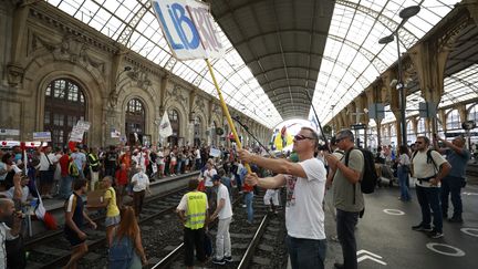 Des opposants au pass sanitaire manifestent dans la gare de Nice (Alpes-Maritimes), le 2 octobre 2021. (MAXPPP)