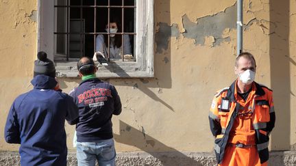 24 février 2020. Des habitants de la commune de Castiglione d'Adda en confinement depuis l'apparition de centaines de cas de coronavirus Covid-19 en Italie, font la queue devant une pharmarcie.&nbsp; (PHILIPPE DE POULPIQUET / MAXPPP)