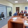 L'homme dans la boîte est poursuivi pour avoir donné des informations à l'ennemi russe.  Il est jugé au tribunal d'Ordzhonikidzevsky, un district de la ville de Kharkiv.  (AGATHE MAHUET/RADIOFRANCE)