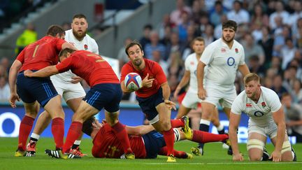 Le Fran&ccedil;ais Morgan Parra passe le ballon &agrave; un partenaire durant le match Angleterre-France, le 15 ao&ucirc;t 2015 &agrave; Londres. (GLYN KIRK / AFP)