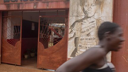 Dans cette région, une brigade de police locale exclusivement féminine, créée à l'origine pour pouvoir fouiller et interpeller des femmes, a été reconvertie depuis 2011 en unité de lutte contre les violences fondées sur le genre. Aidée financièrement par l'association Lemusica, acronyme de "Levez-vous femmes et continuez votre chemin", cette brigade a pour la mission d’arrêter les agresseurs en attendant l'arrivée des policiers de la ville située à une bonne heure de piste cabossée. La force est rarement employée, la plupart des conflits se règlent par la parole. La priorité est d'éduquer et d’assister les femmes plutôt que de pourchasser leurs bourreaux.
&nbsp; (ALFREDO ZUNIGA / AFP)