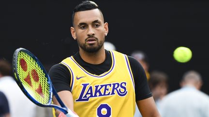 Le joueur australien Nick Kyrgios a porté un maillot de Kobe Bryant lors de son entraînement&nbsp;avant son match de Rafael Nadal. (WILLIAM WEST / AFP)