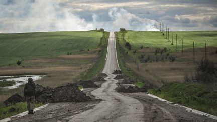 Une route vide à l'extérieur de la ville de Lysychansk, dans la région de Donbass, dans l'est de l'Ukraine, le 22 mai 2022. Photo d'illustration. (ARIS MESSINIS / AFP)