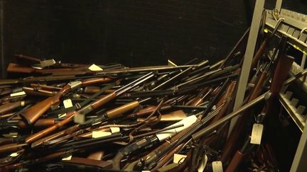 En seulement trois jours, plus de 21 000 armes ont été rendues dans les 300 points de collecte installés dans tout l'Hexagone. (FRANCEINFO)