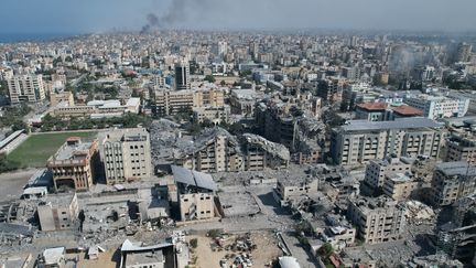 Une vue aérienne de la ville de Gaza, cible de bombardements de l'armée israélienne, le 12 octobre 2023. (MUSTAFA HASSONA / ANADOLU / AFP)