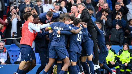 La joie des Parisiens qui célèbrent le but de la victoire de Lionel Messi lors du match PSG-Lille, le 19 février 2023. (FRANCK FIFE / AFP)