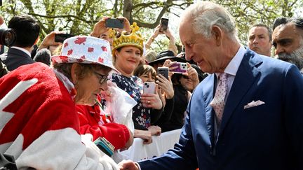 Le roi Charles III s'offre un bain de foule devant Buckingham Palace, à Londres (Royaume-Uni), le 5 mai 2023. (TOBY MELVILLE / AFP)