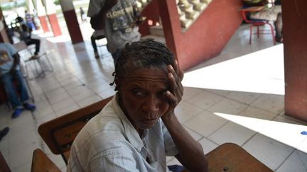 Des victimes de l'ouragan Matthew dans les couloirs du Lycée Jean Claudy Museau (Les Cayes), dans le sud-est d'Haïti, le 16 novembre 2016. Un établissement prévu pour accueillir les opérations de vote de la présidentielle.  
 (HECTOR RETAMAL / AFP)