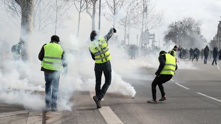 "Gilets jaunes ": tensions devant l'Assemblée nationale