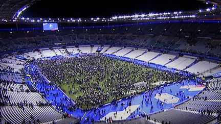 &nbsp; (Le soir du 13 novembre, la foule avait envahi la pelouse du Stade de France © maxPPP)