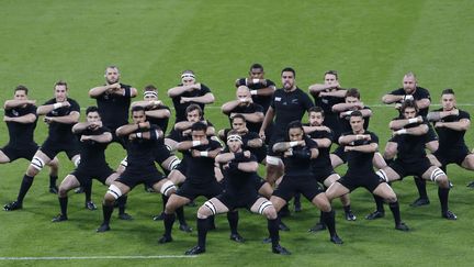 Les All Blacks dansent le haka, le 9 octobre 2015, avant leur match contre les Tonga, en Coupe du monde de rugby.&nbsp; (LEE SMITH LIVEPIC / REUTERS)