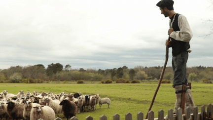 Les échasses, qui servaient autrefois aux bergers pour faire pâturer et surveiller au loin leurs troupeaux, restent l’une des grandes traditions des Landes. Des groupes folkloriques assurent sa transmission, tout comme les derniers ateliers de fabrication. (France 2)