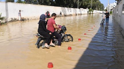 De nombreux ponts et routes ont été endommagés dans le chef-lieu du gouvernorat, après ces pluies record (parfois l'équivalent de plus de six mois de précipitations) dues aux orages violents qui ont touché la Tunisie depuis le milieu de semaine. Il a ainsi plu 200 mm sur Nabeul et jusqu'à 225 mm en quelques heures à Beni Khalled, dans le centre du Cap Bon, a indiqué à l'AFP l'Institut national de la météorologie tunisien. Le bilan humain est de cinq morts, après le décès dimanche 23 septembre 2018 d'un adolescent qui a été électrocuté, a indiqué le ministère de l'Intérieur. Ces inondations fréquentes en automne exaspèrent une partie de la population, qui reproche aux autorités de ne pas entretenir les systèmes d'évacuation et le lit des rivières. (FETHI BELAID / AFP)