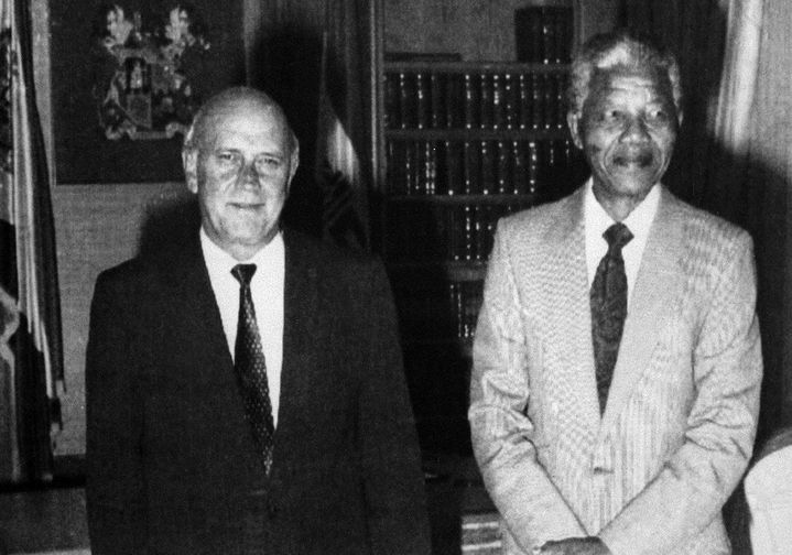 Le pr&eacute;sident Frederick De Klerk, et Nelson&nbsp;Mandela, leader de la lutte anti-apartheid, deux jours avant la lib&eacute;ration de prison de ce dernier, le 9 f&eacute;vrier 1990. (GOUVERNEMENT SUD-AFRICAIN / AFP)