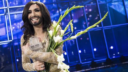 L'Autrichienne Conchita Wurst sur la sc&egrave;ne du concours Eurovision de la chanson apr&egrave;s sa victoire, dimanche 11 mai 2014, &agrave; Copenhague (Danemark). (SCANPIX DENMARK / REUTERS)