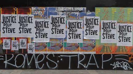 Des affiches "Justice pour Steve", le 6 septembre 2019, sur un mur, à Nantes. (ESTELLE RUIZ / NURPHOTO / AFP)