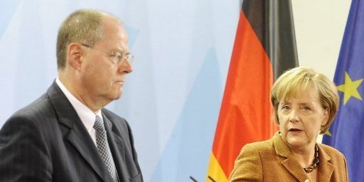 Angela Merkel et son ministre des finances, Peer Steinbrück en 2009, lors d'une conférence de presse. (JOHN MACDOUGALL / AFP)