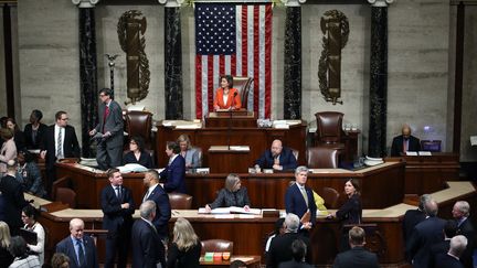 La Chambre américaine des représentants et sa présidente, Nancy Pelosi, lors du vote d'une résolution officialisant l'enquête en vue d'une procédure de destitution contre Donald Trump, à Washington, le 31 octobre 2019.&nbsp; (WIN MCNAMEE / POOL / AFP)