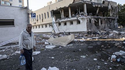 Un homme dans les ruines de Kharkiv (Ukraine), le 7 septembre 2022.&nbsp; (METIN AKTAS / ANADOLU AGENCY / AFP)