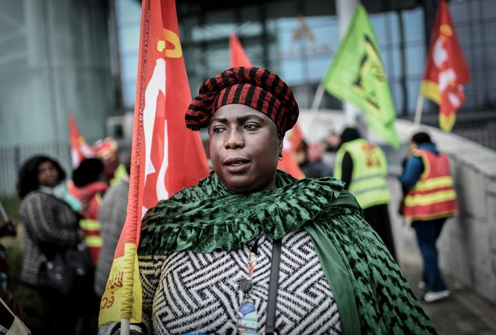 Des femmes de chambre de l'hôtel Ibis Clichy-Batignolles manifestent devant le siège d'Accor pour réclamer de meilleures conditions de travail, le 17 octobre 2019 à Paris. (STEPHANE DE SAKUTIN / AFP)