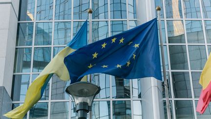 The flags of Ukraine and the European Union fly in Brussels, Belgium, on December 18, 2023. (ADRIEN FILLON / HANS LUCAS / AFP)