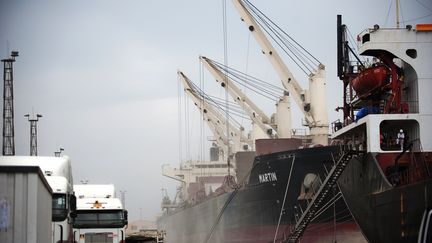 Port de Beira au Mozambique. C'est ici que devait être livré fin 2013, les 2750 tonnes de nitrate d'ammonium partie de Géorgie. Cargaison qui a explosé le 4 août 2020 sur le port de Beyrouth. Photo le 4 novembre 2010. (GIANLUIGI GUERCIA / AFP)