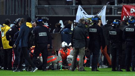 La pelouse du stade de&nbsp;de la Licorne d'Amiens, après&nbsp;la chute d'une barrière, le 30 septembre 2017. (FRANCOIS LO PRESTI / AFP)