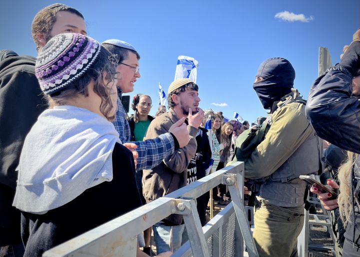 Activists negotiate with a police officer to block a humanitarian aid truck to Gaza on January 31, 2024 in Kerem Shalom, Israel.  (PIERRE-LOUIS CARON / FRANCEINFO)