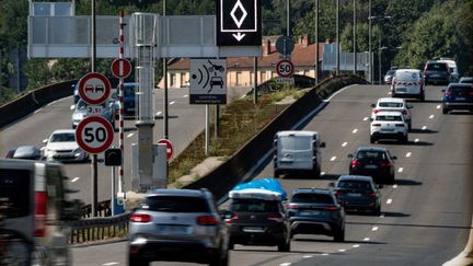 Des voitures sur l'autoroute A7 à Lyon, le 11 août 2021. (NICOLAS LIPONNE / HANS LUCAS / AFP)