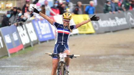 Pauline Férrand-Prévot, après sa victoire en championnat du monde en cross-country, le 10 octobre 2020 en Autriche. (FOTO HUEBNER / PICTURE ALLIANCE)