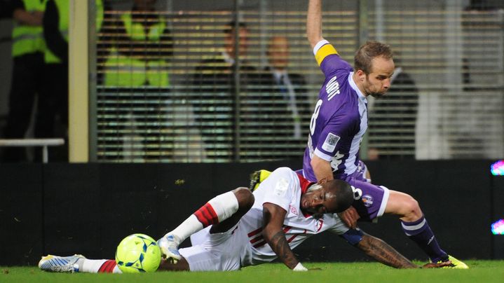 Le Toulousain Etienne Didot tacl&eacute; par le Lillois Rio Mavuba, lors du match entre les deux formations au Stadium, le 4 mai 2013.&nbsp; (PASCAL PAVANI / AFP)