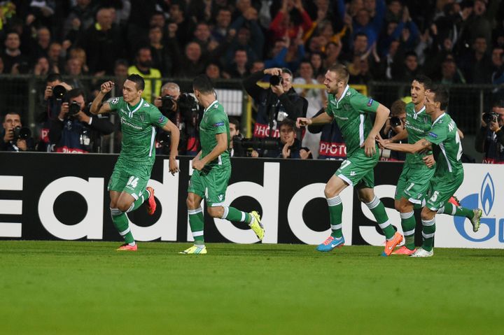 Les joueurs de Ludogorets fêtent leur but contre le Real Madrid, en Ligue des champions, le 1er octobre 2014, à Razgrad (Bulgarie). (DIMITAR DILKOFF / AFP)