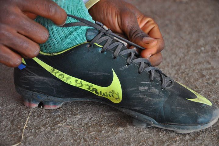 Sur la chaussure de ce joueur, on lit une mention « Sainte Trinité », les joueurs se recueillant aussi avant le jeu.  (Uroš Kovač)