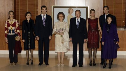 La famille royale espagnole &agrave; Madrid le 2 novembre 2008. Depuis d&eacute;but d&eacute;cembre 2011,&nbsp;Inaki Urdangarin, gendre du roi (2e en partant de la droite) est soup&ccedil;onn&eacute; dans une affaire de corruption.&nbsp; (JUAN MEDINA / REUTERS)