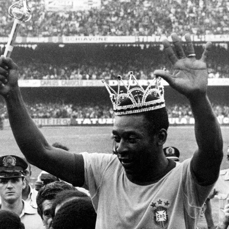 Pelé, avec sa couronne, au stade Morumbi de Sao Paulo le 11 juillet 1971. (DOMICIO PINHEIRO / AFP)