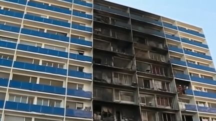 L'immeuble jouxtant l'hôpital Henri-Mondor, à Créteil (Val-de-Marne), ravagé par un incendie, mercredi 21 août.&nbsp; (France 2)