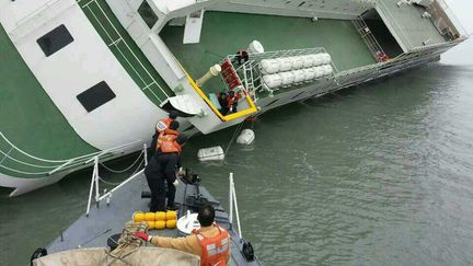 Des secours approchent du navire qui s'est ab&icirc;m&eacute; au large de la Cor&eacute;e du sud, vendredi 16 avril 2014. (SOUTH KOREA COAST GUARD / AFP)