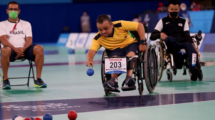 Le Brésilien Maciel Santos lors du tournoi de boccia individuel, classe BC2, aux Jeux paralympiques de Tokyo, le 28 août 2021. (BEHROUZ MEHRI / AFP)