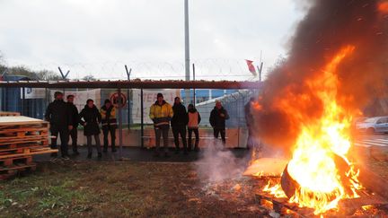 Les salariés du site papetier Arjowiggins Security, situé à Jouy-sur-Morin, en Seine-et-Marne, bloquent leur usine menacée de fermeture. (MAXPPP)