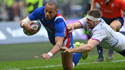 Le Français Gaël Fickou marque face à l'Ecosse lors de la troisième&nbsp;journée du Tournoi des six nations, le 26 février 2022 à Edimbourg.&nbsp; (PAUL ELLIS / AFP)