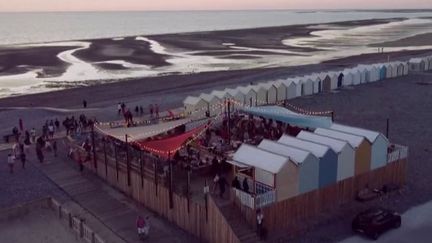 Les plages de la Somme s'offrent des airs de sud de la France en proposant des paillotes, ces bars et restaurants éphémères que l'on trouve d'ordinaire sur la côte méditerranéenne.&nbsp;Reportage à Cayeux-sur-Mer, où l'ambiance est à la fête. (FRANCE 2)