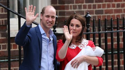 Le prince William et Kate Middleton présentent leur troisème enfant, le 23 avril 2018. (ISABEL INFANTES / AFP)