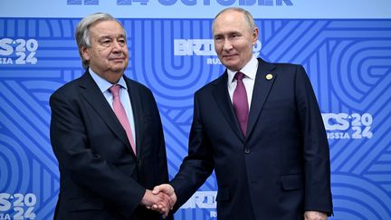 Le secrétaire général de l'ONU, Antonio Guterres, a rencontré le président russe Vladimir Poutine, en marge du sommet des Brics à Kazan, en Russie, le 24 octobre 2024. (ALEXANDER NEMENOV / AFP)