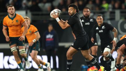 Le Néo-Zélandais Richie Mo'unga face à l'Australie, le 14 août 2021.&nbsp; (MICHAEL BRADLEY / AFP)