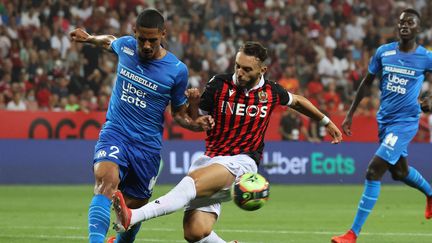 William Saliba&nbsp;au duel avec&nbsp;Amine Gouiri lors de la rencontre initiale opposant Nice à Marseille, le 22 août 2021. (VALERY HACHE / AFP)