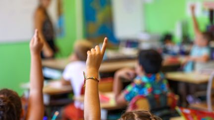 Une classe de primaire lors de la rentrée. Photo d'illustration. (LIONEL VADAM  / MAXPPP)