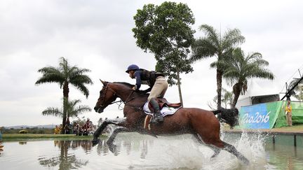 Astier Nicolas sur son cheval Piaf de B'neville durant le concours complet d'équitation à Rio, au Brésil, le 9 août 2016. (FRISO GENTSCH / DPA / AFP)